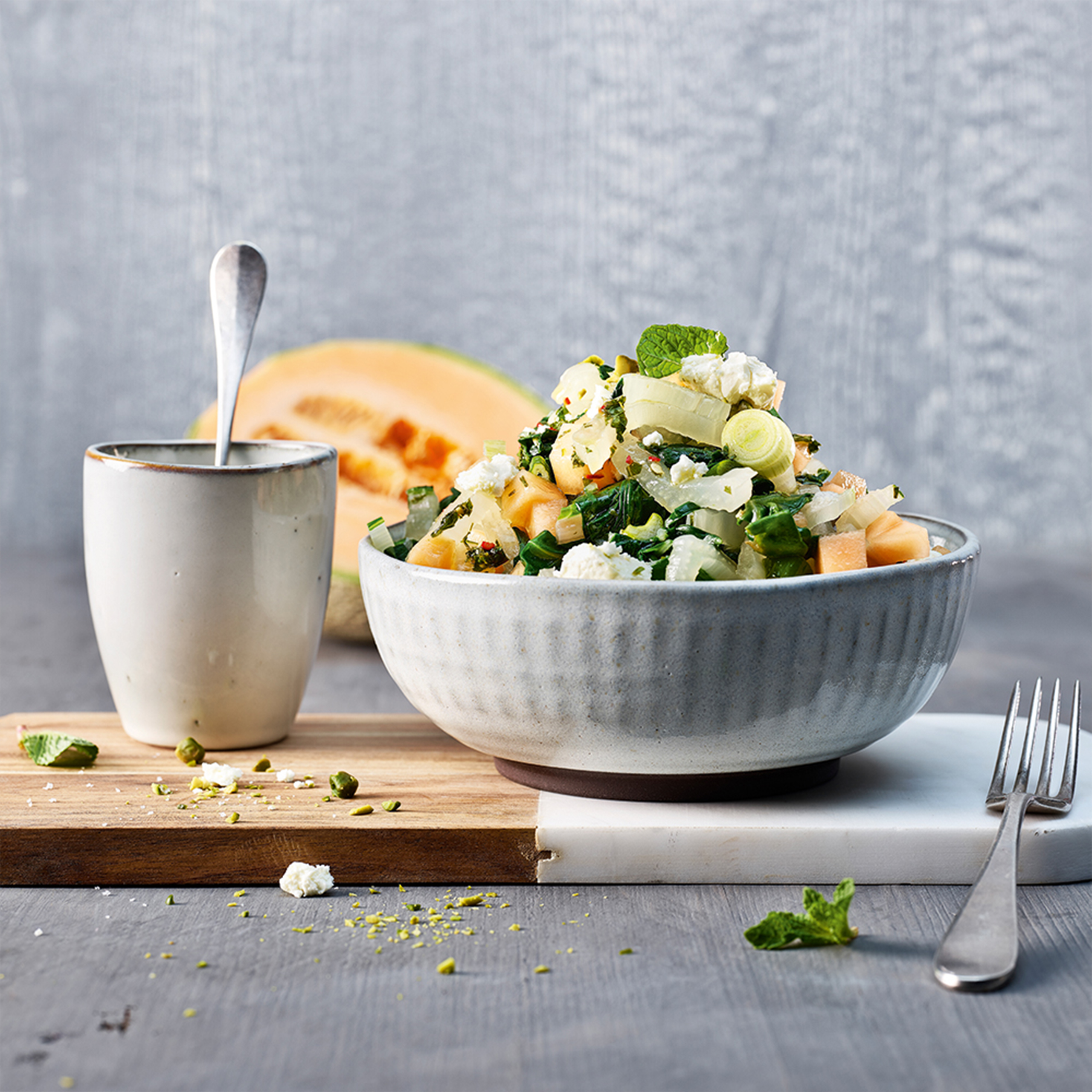 Melon- og mangoldsalat med Chilidressing