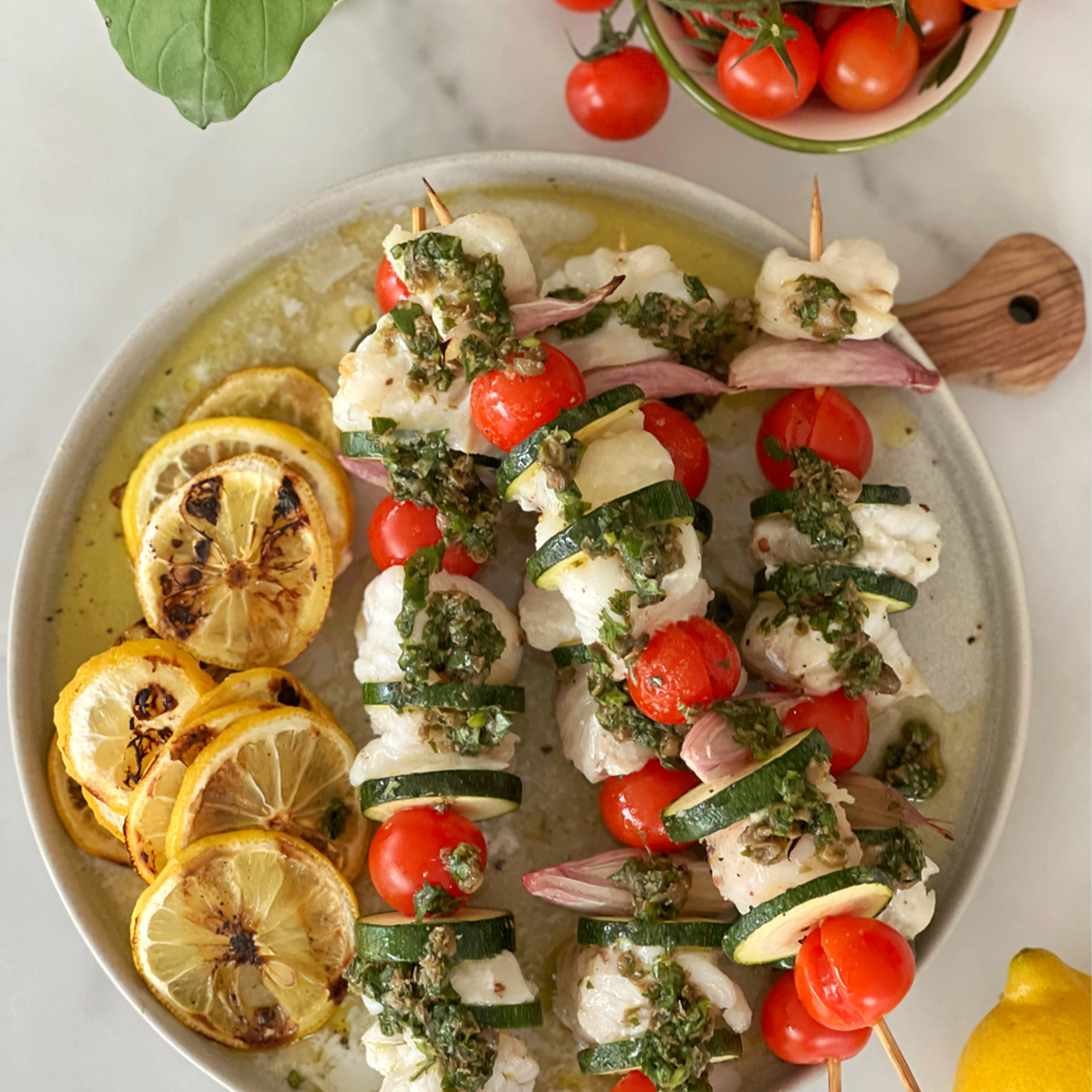 Grillet fisk med basilikumvinaigrette