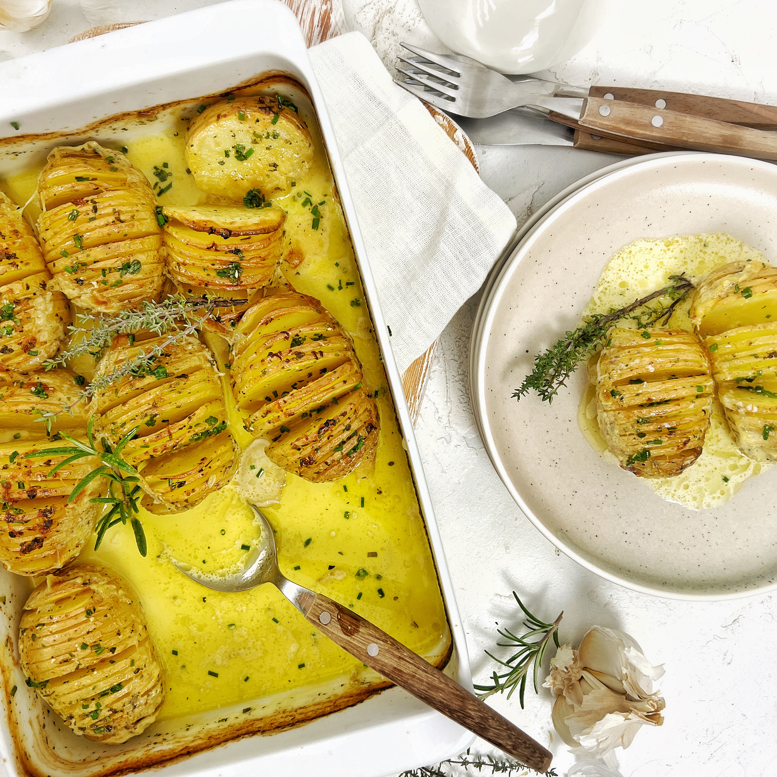 Hasselbackpoteter med Hvitløk & Urter